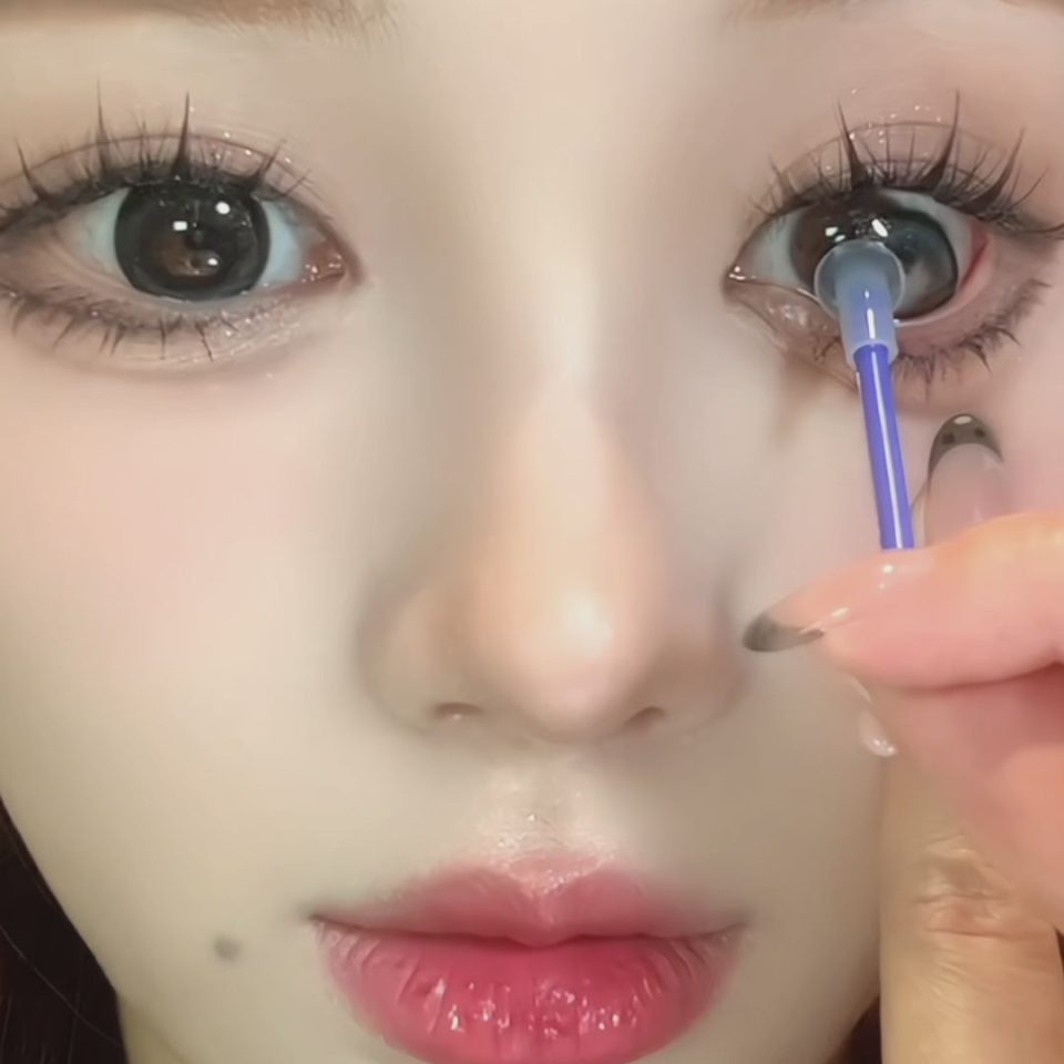 Dawn Silver 6-Month Contacts wearing effect